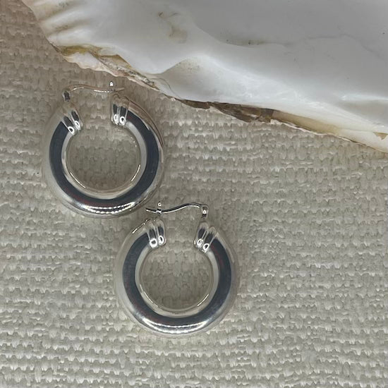 Round and Round Earrings, in this medium size, made from 925 size. These are hollow so they can be worm all day every day.

